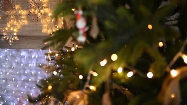 Χριστουγεννιάτικο δέντρο διακοσμημένο με λαμπερά παιχνίδια χριστουγεννιάτικο δέντρο και λαμπερά φώτα. Αποεστιασμένο αντικείμενο — Αρχείο Βίντεο
