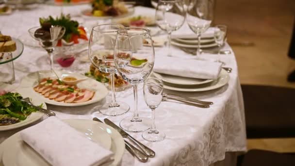 Banquete mesa decorada, com talheres. Decoração de casamento no salão do banquete. — Vídeo de Stock