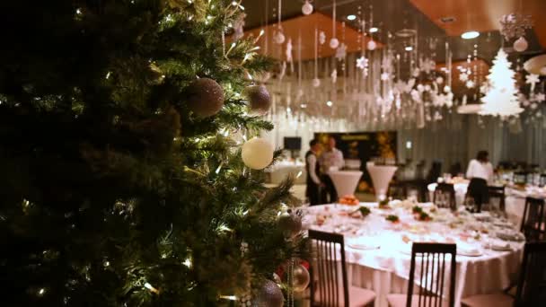 在一家高档餐厅举行的招待会上，圣诞树上有装饰品和花环 — 图库视频影像