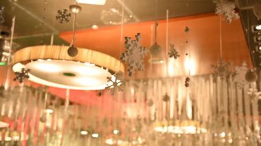 Dekore edilmiş restoran, aydınlatma ışınları karanlıkta dekorasyonu aydınlatır, Noel 'de salon dekorasyonunu.