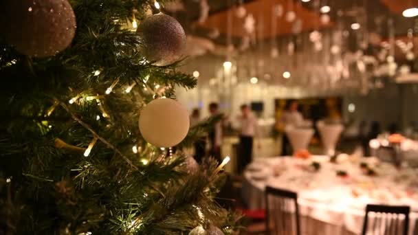 Christmas tree with decorations and a garland at the reception in a premium restaurant — Stockvideo