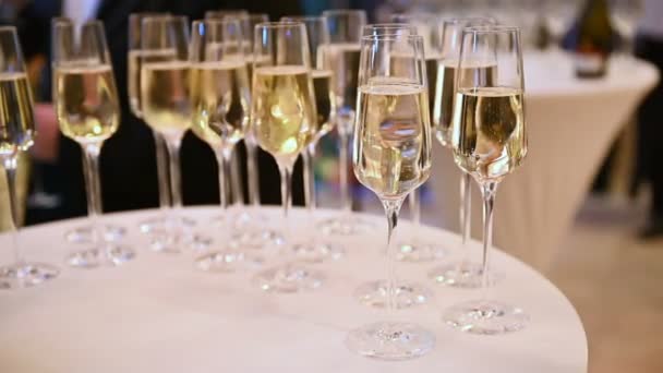 Келихи з шампанським та фруктами на столі шведського столу в ресторані або в готельному лобі — стокове відео
