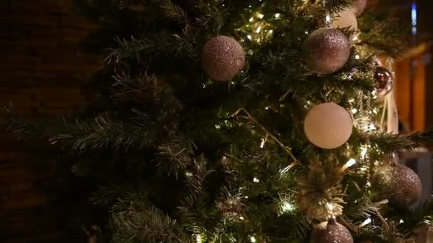 Árbol de Navidad con decoraciones y una guirnalda en la recepción de un restaurante premium — Vídeos de Stock