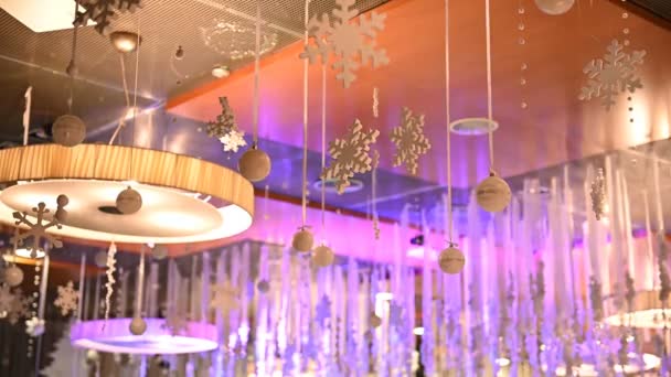 Decorated restaurant, light rays illuminate the decor in the dark, hall decoration in christmas — Stock Video