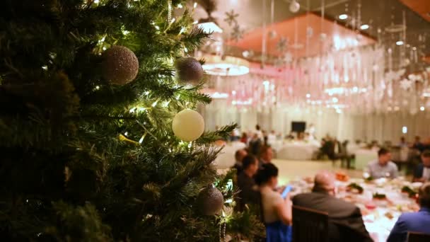 Χριστουγεννιάτικο δέντρο με διακόσμηση και γιρλάντα στη ρεσεψιόν σε premium εστιατόριο — Αρχείο Βίντεο