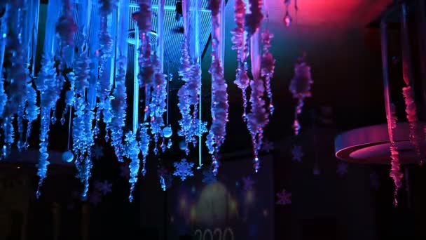 Decorated restaurant, light rays illuminate the decor in the dark, hall decoration in christmas — 비디오