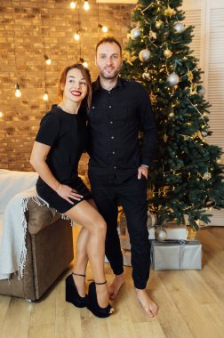 Romantik çift, Noel arifesini birlikte geçirdikleri için mutlu.,