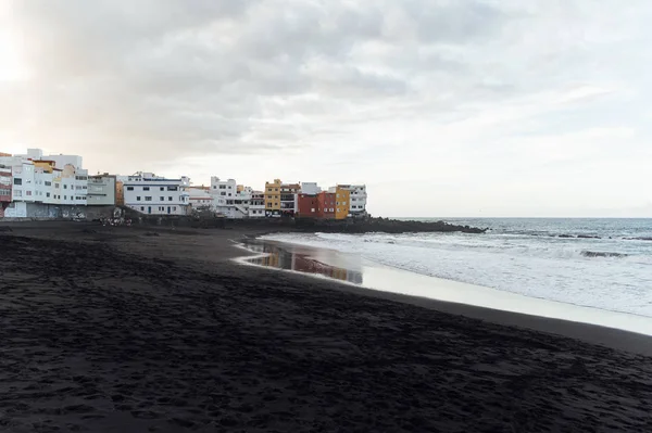 Fantásticamente hermosa puesta de sol en la costa norte de Tenerife, una playa con piedras y arena negra . — Foto de Stock