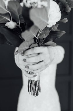 Nikah yüzüğü takmış mutlu bir gelinin ellerinde.