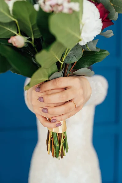 Esküvői csokor egy boldog menyasszony kezében, jegygyűrűvel. — Stock Fotó