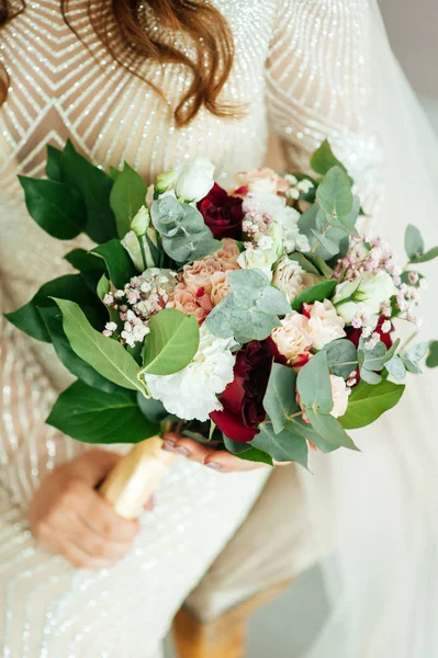 Schöne Braut hält einen Hochzeit bunten Strauß. — Stockfoto