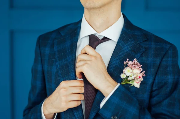 Homem latino vestindo uma gravata na preparação do casamento da manhã — Fotografia de Stock