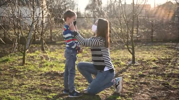 Caring mother puts her son on a mask to protect against viruses — Stock Video