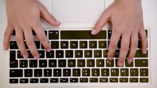 Tangan seorang gadis remaja close-up laptop keyboard. Khas teks, tekan tombol — Stok Video