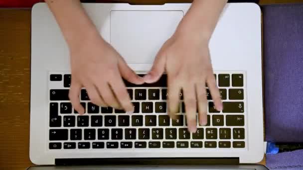 Las manos de una adolescente primer plano teclado portátil. Escribe el texto, presiona las teclas — Vídeos de Stock