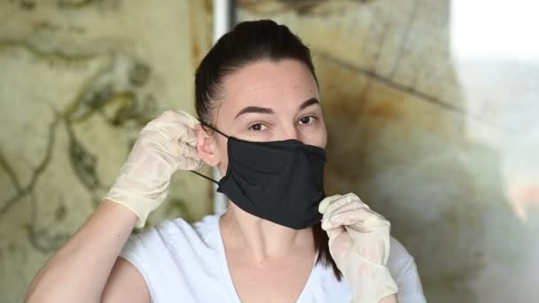 Menina bonito mostra como usar uma máscara protetora e óculos — Vídeo de Stock