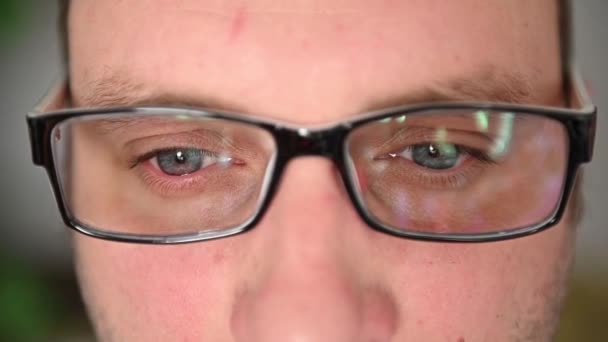 Eyes of a man in glasses close-up. There are emotions on the face. Facial muscles — Stock Video