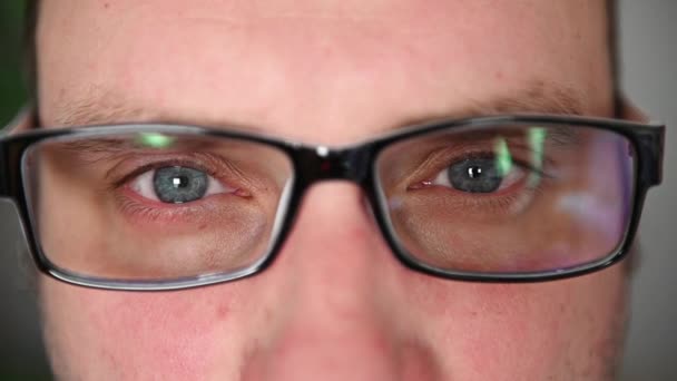 Τα μάτια ενός άντρα με γυαλιά από κοντά. Υπάρχουν συναισθήματα στο πρόσωπο. Μυς προσώπου — Αρχείο Βίντεο