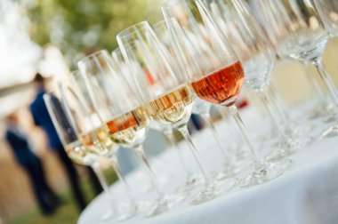 Masada bir sıra boş şampanya kadehi var. Ziyafet ayarı