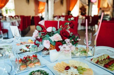 Beyaz ve kırmızı unsurlu lüks düğün başkanlığı..