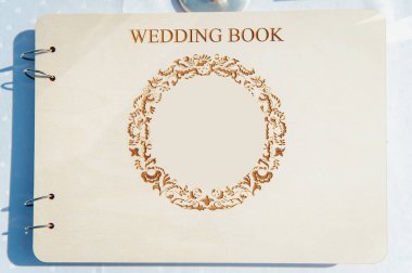 Düğün albümü, boş sayfa, konuk listesi, yapılacaklar listesi. tuval arkaplanındaki dizüstü bilgisayarlar ve asterlar.