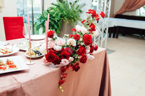 Lujoso presidium de boda en blanco con elementos rojos . — Foto de Stock