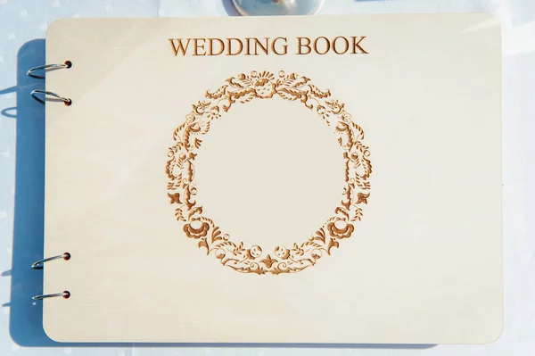 Álbum de bodas, página en blanco, lista de invitados, lista de tareas. Cuaderno y astros sobre fondo de lona . — Foto de Stock