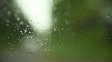Arabanın ön camına düşen Yağmur Hareketi