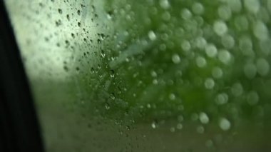 Araba penceresine düşen Yağmur Hareketi