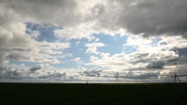 Ufkun güzel manzarası ve beyaz bulutlu gün batımı gökyüzü