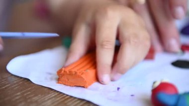 Küçük bir çocuk plastikçilik oynuyor. Annem bazen ona yardım eder.