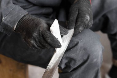 Profesyonel çalışan duvar karo yapıştırma