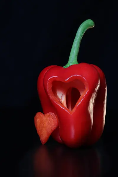 Pimiento rojo con corazón tallado — Foto de Stock