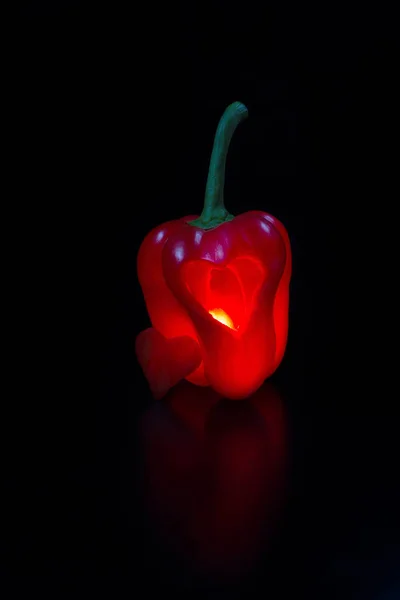 Κόκκινη πιπεριά με σκαλιστά καρδιά — Φωτογραφία Αρχείου