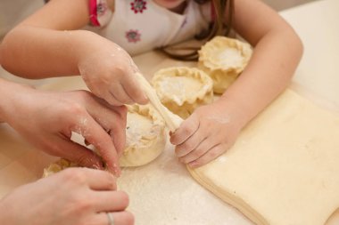 Anne ve kızı el hamur hazırlama