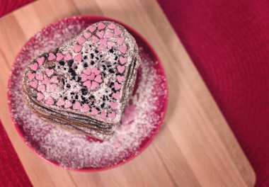 Sevgililer günü kalp şeklinde krep