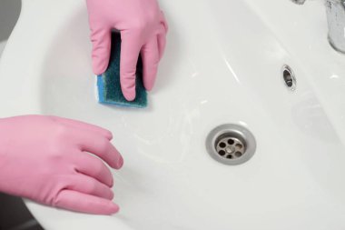 el sünger ile lavabo yıkar