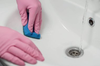 el sünger ile lavabo yıkar