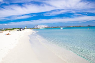 Beyaz kumlu plaj La Cinta, Sardunya, İtalya