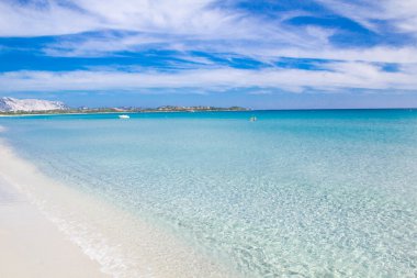 Beyaz kumlu plaj La Cinta, Sardunya, İtalya