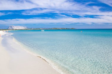Beyaz kumlu plaj La Cinta, Sardunya, İtalya