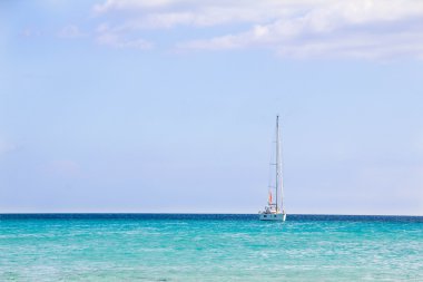 Beyaz kumlu plaj La Cinta, Sardunya, İtalya