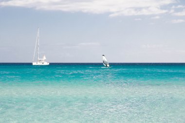 Beyaz kumlu plaj La Cinta, Sardunya, İtalya
