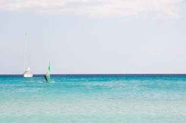 Beyaz kumlu plaj La Cinta, Sardunya, İtalya