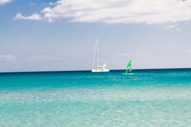 Beyaz kumlu plaj La Cinta, Sardunya, İtalya