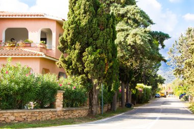 San Teodoro, İtalya tipik sahil Sardunyalı kasabası var. Villa Kiralık evleri, şirin İtalyanca sokak için