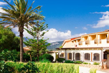 San Teodoro, İtalya tipik sahil Sardunyalı kasabası var. Villa Kiralık evleri, şirin İtalyanca sokak için