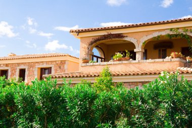 San Teodoro, İtalya tipik sahil Sardunyalı kasabası var. Villa Kiralık evleri, şirin İtalyanca sokak için