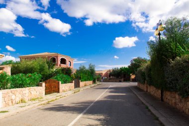 San Teodoro, İtalya tipik sahil Sardunyalı kasabası var. Villa Kiralık evleri, şirin İtalyanca sokak için