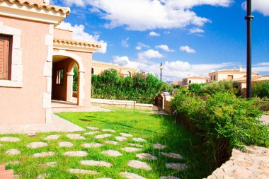 San Teodoro, İtalya tipik sahil Sardunyalı kasabası var. Villa Kiralık evleri, şirin İtalyanca sokak için